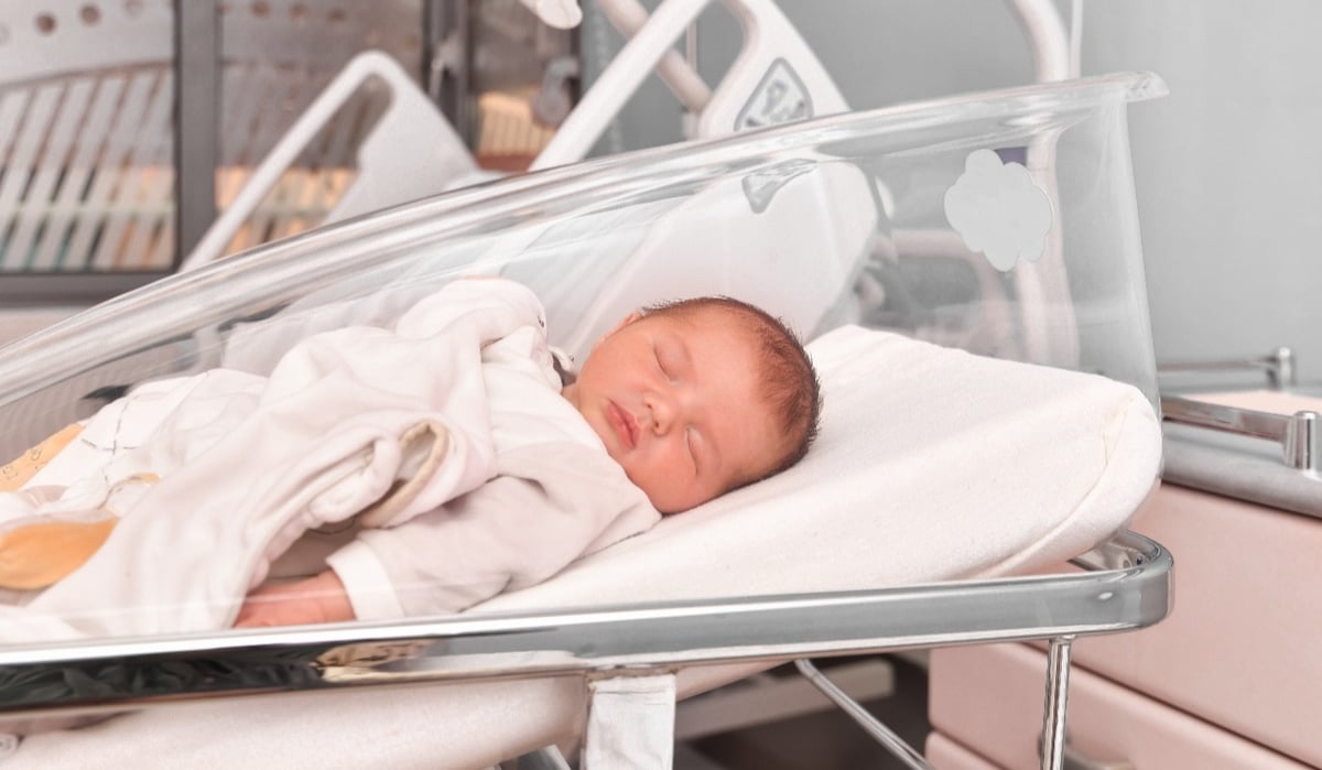 newborn-baby-sleeping-in-the-hospital-bed-2023-01-18-03-55-34-utc-1